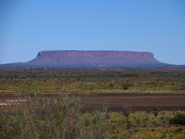 1024px-Mt_Conner,_seen_from_the_road_to_Uluru