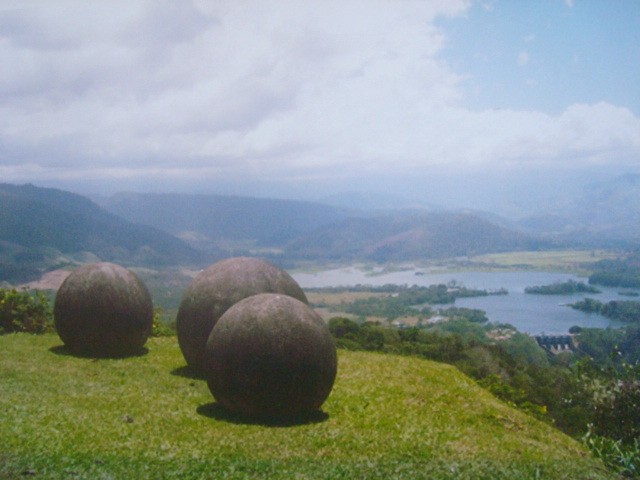 Stone_spheres_of_Costa_Rica._Reventazon_River_view