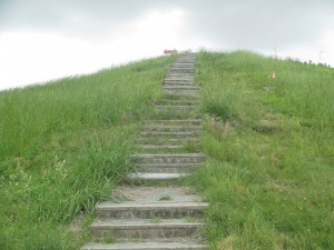 1280px-Steps_to_Mound_A,_Poverty_Point_IMG_7429.JPG