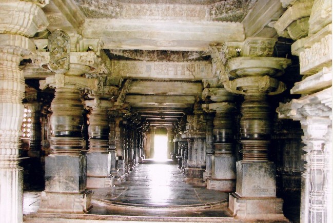 1280px-Mantapa_(hall)_in_Hoysaleshvara_Temple_at_Halebidu