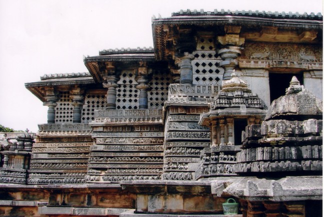 Horizontal_moldings_in_Hoysaleshvara_Temple_at_Halebidu
