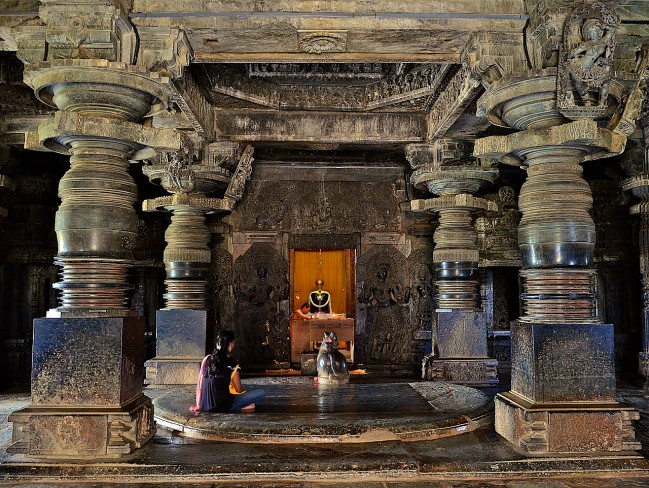 A_sanctum_inside_the_Hoysaleshwara_temple_in_Halebidu