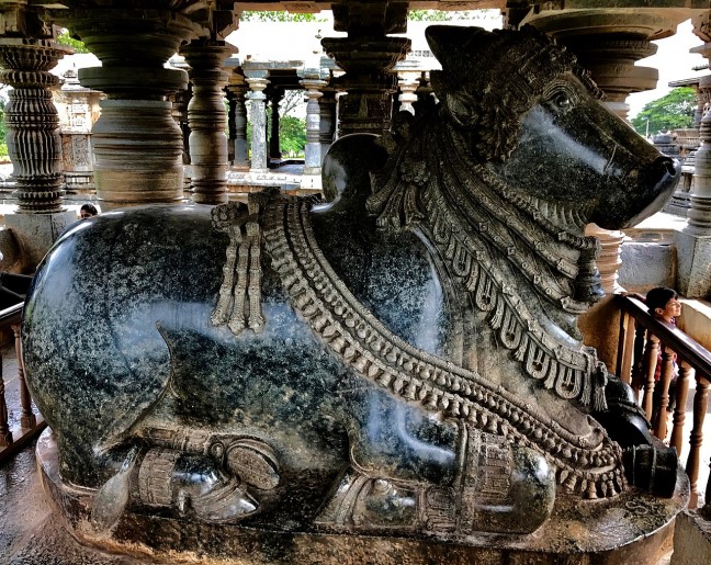 1280px-12th-century_first_Nandi_facing_Shiva_shrine_at_Shaivism_Hindu_temple_Hoysaleswara_arts_Halebidu_Karnataka_India_2