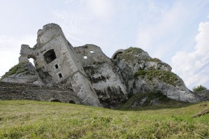 1280px-Ruined_castle