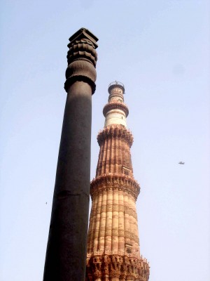 Iron_Pillar_at_Qutub_Complex,_New_Delhi