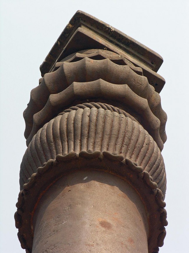Details_of_the_top_of_iron_pillar,_Qutub_Minar,_Delhi