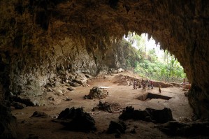 1280px-Homo_floresiensis_cave