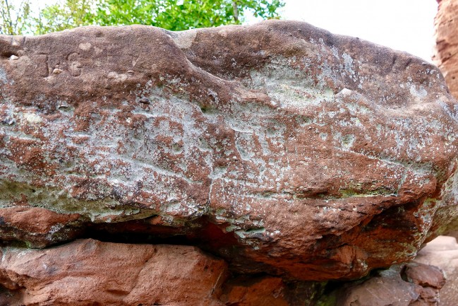 Nachbarfelsen_Petroglyphenbereich_web