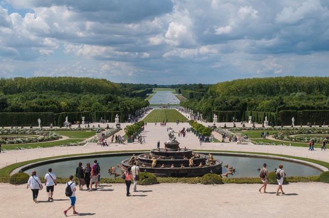 1280px-Gardens_at_Chateau_de_Versailles,_France_(8132658193)
