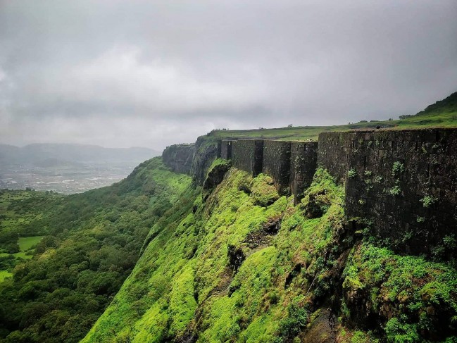 1280px-Fortified_Wall_Visapur_Fort_Pune_Maharashtra