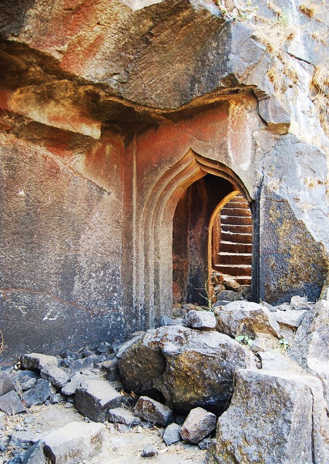 727px-Hadsar_fort-_Monolithic_Stone_carved_gate_(Pratik_Butte_Patil)