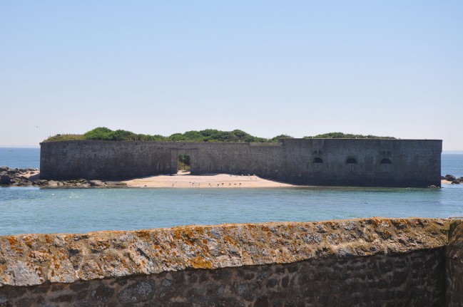 Little_island,_part_of_Tatihou_island_(Saint-Vaast-la_Hougue,_France),_fortifications_by_Vauban_2