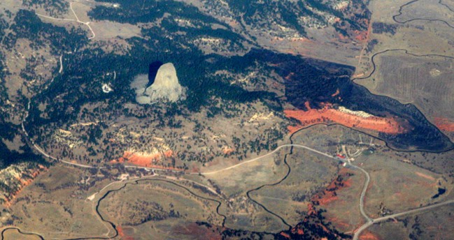 Devils_Tower_aerial_Luftaufnahme_web.jpg