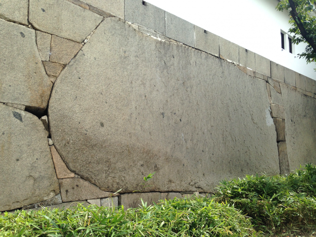 Huge_stone_of_Tamon-Yagura_in_Osaka_Castle_web